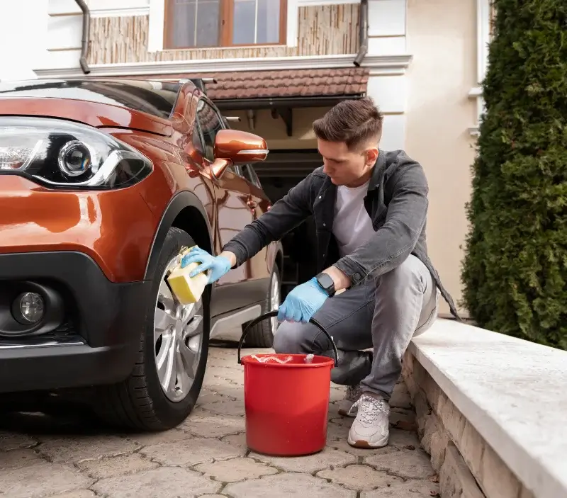 Lavage auto à domicile La Bazouge-de-Chemeré : professionnel intervenant sur un véhicule